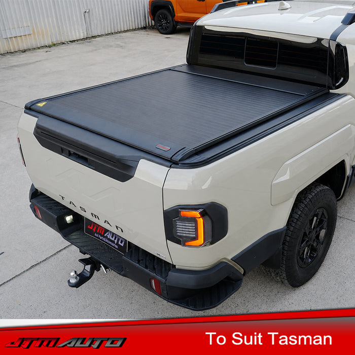 Weather-resistant tub cover with four-point water drainage